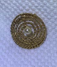 Vintage 1980’s Gold Tone Circle Ropes Design Faux Pearl Center Brooch 1.... - $12.70