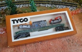 HO Scale: Tyco Western Maryland Flat Car w/Tractors #2475; Model Railroad Train - £14.90 GBP
