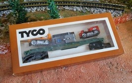 HO Scale: Tyco Western Maryland Flat Car w/Tractors #2475; Model Railroad Train - £14.16 GBP