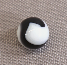 Vtg Akro Agate Spiral Corkscrew Shooter Marble 11/16in Opaque White Blac... - £7.07 GBP