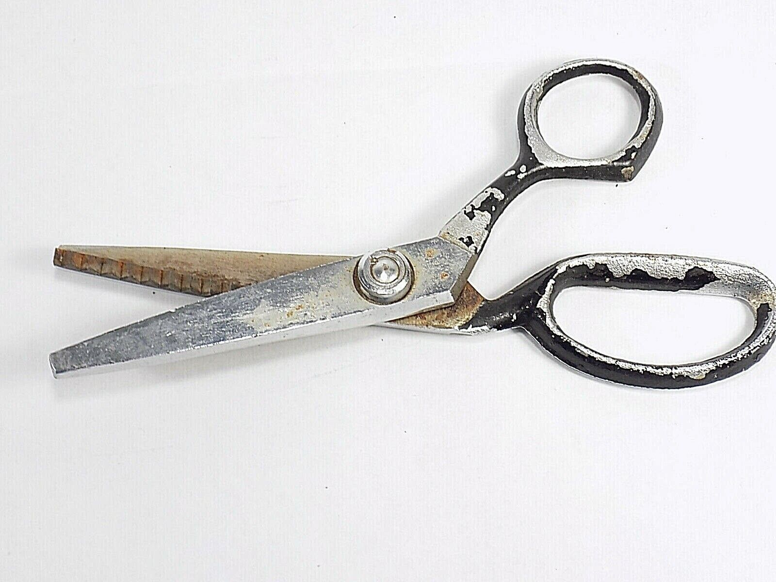 Vintage PINKING SHEAR SCISSORS Made in JAPAN 2 1/2&quot; Blade HEAVY DUTY - $5.53