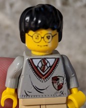 LEGO Harry Potter Minifigure Gryffindor Shield Yellow Head 4729 4711 4730 4704 - £5.45 GBP