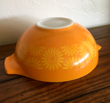 Vtg PYREX Daisy Orange Cinderella Mixing Bowl 4 qt Yellow Sunflower White 444 - £18.35 GBP