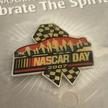 2007 NASCAR Day Official Auto Racing Race Car Lapel Pin Pinback - £3.94 GBP