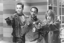 Terminator 2 Arnold Schwarzenegger Joe Bennett Linda Hamilton 8x10 photo - £8.72 GBP