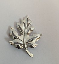 VTG Maple Leaf Brooch Pin Silver  Fall Modern Fashion Classic Jewelry  Elegant  - £19.36 GBP