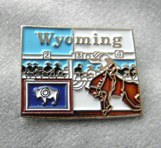 WYOMING US STATE MAP LAPEL PIN BADGE 1 INCH RODEO - £4.42 GBP