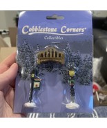 Cobblestone Corners Collectibles  bench &amp;  street light post Christmas V... - $179.64 MXN