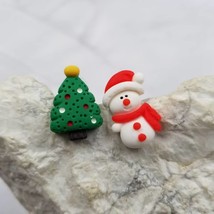 Christmas Tree and Snowman Christmas Clay Stud Mismatched Earrings - €10,24 EUR