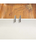 Luxe Bar Studs - Silver - $417.32 MXN