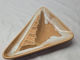 Vintage Ashtray USA-202 MCM Ceramic Triangle Abstract Peach-Tan Drip Glaze - $463.95 MXN