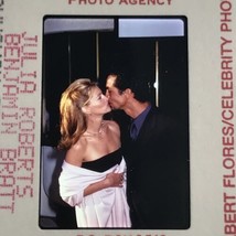 1999 Julia Roberts &amp; Benjamin Bratt Kissing Photo Transparency Slide 35mm - £7.57 GBP