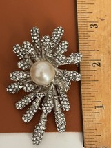 Vintage Embellished Studded Rhinestone Round Cluster Pearl Brooch Pin Silver - £18.75 GBP