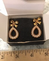 Vtg Avon Isn’t It Romantic Drop Earrings With Surgical Steel Posts Cream A1 - £25.79 GBP