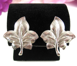 Bergere Leaf Ivy Vintage Earrings Clip On Silvertone Leaves Signed 1 1/8&quot; - £14.78 GBP