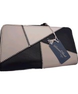 New Women’s Universal Thread Zip Around Wallet Black/Tan - $213.80 MXN