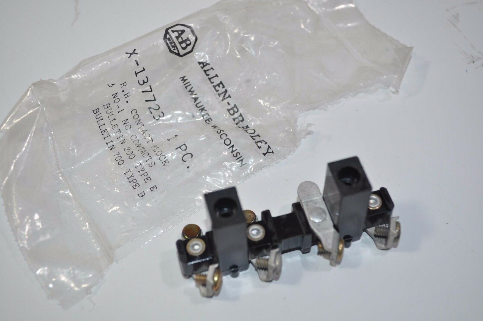 NEW Allen Bradley RH Contact Block Assembly Part# X-137723 - $12.86