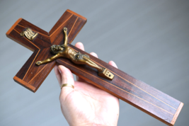 ⭐ vintage  crucifix ,religious wall cross ⭐  - £35.69 GBP