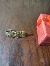 Cat Tractor Pin - $940.02 MXN