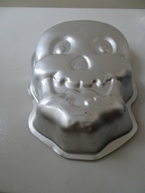 Wilton Smiling Skull Vampire Ghoul Cake Pan (2105-2057, 2001) - £10.57 GBP