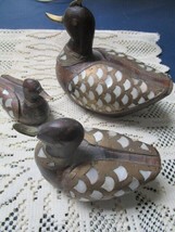 Balinese Thai Family Of 3 Ducks Wood Sculpture With Brass And Mother Of Pearl - £98.90 GBP