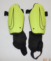 Nike Youth Soccer Shin Guards Size Medium Yellow Black - £7.76 GBP