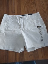 Lee Regular Fit Size 12 Mid Rise White Shorts - $49.38