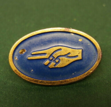 World Assn of Girl Guides &amp; Girl Scouts Brownie Hand Sign Pin - £10.90 GBP