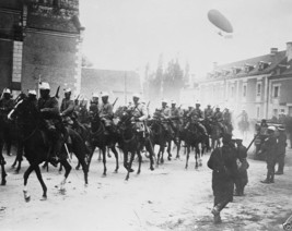 French cavalry with airship flying above 1914 World War I 8x10 Photo - £6.93 GBP