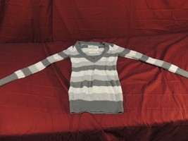 HOLLISTER GRAY AND WHITE STRIPED AUTUMN HOLIDAY CUTE V NECK SWEAT SHIRT ... - $20.24