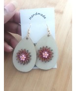 pink floral Wood tear Drop boho button earrings.  - $186.09 MXN