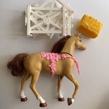 Barbie Hugs N Horses Horse Pink Saddle Hay White Fence FXH15 Mattel 2018 - £27.35 GBP