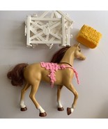 Barbie Hugs N Horses Horse Pink Saddle Hay White Fence FXH15 Mattel 2018 - £27.52 GBP