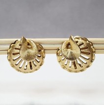 Vintage Monet Round Leaf Feather Brushed Gold-tone Clip-on Earrings 1&quot; Signed - £16.27 GBP