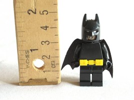Lego Minifig Super Heroes Minifigure Black Batman Cape Solid Shirt Yello... - £7.77 GBP