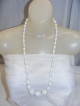 Vintage 29&quot; Necklace White Marbled Colored Graduated Oval Glass Beads 18-a - $553.18 MXN