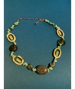 Beautiful Lt Green Stone Necklace - £2.78 GBP