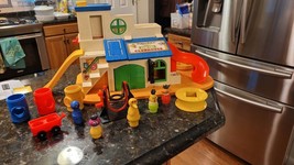 Vintage Fisher Price Little People Sesame Street Clubhouse #937 Near Com... - £94.39 GBP