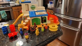 Vintage Fisher Price Little People Sesame Street Clubhouse #937 Near Com... - £94.76 GBP