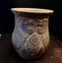 Vaso in pietra nera stile antico​ figure mistiche incise da Kerman - $6,126.34 MXN