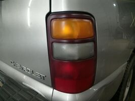 Passenger Right Tail Light Fits 00-03 SUBURBAN 1500 104909465 - $68.47