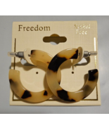 Freedom Brand Acrylic Oval Hoop Earrings Animal Print 1 Inch Post Back NEW - $246.34 MXN