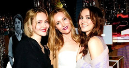 Beautiful Iris Apatow, Leslie Mann, &amp; Maude Apatow 5X7 Glossy Photo - £6.30 GBP