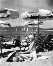 To Catch A Thief 1955 Grace Kelly iconic sitting on Cannes beach 8x10 photo - £7.62 GBP