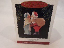 Hallmark Keepsake Ornament Collector Series &quot;Christmas Eve Kiss&quot; 1995 RETIRED - £10.18 GBP