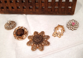 Vintage Estate Finds Gold Brooch Pins - Lot Of  5 - 4 Signed 1 Jelly Belly EUC - £52.37 GBP