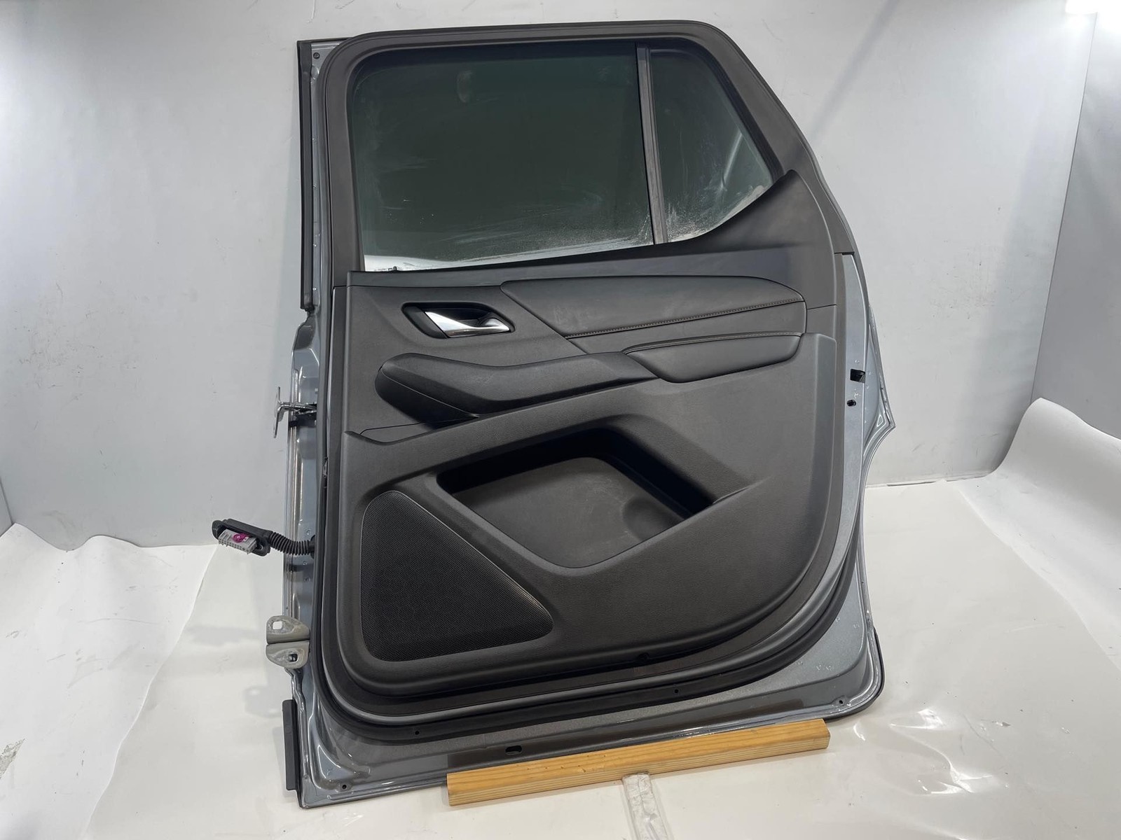 2018-2024 Chevy Traverse LT RH Passenger Rear Door Assembly Gray has Scratch Item image 15
