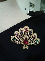 VINTAGE GOLDEN PIN BROOCH PEACOCK SHAPED MULTI COLOR FAUX JEWEL CLUSTER - £15.72 GBP