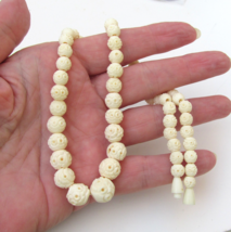 Vintage 1950s Flower Carved Graduated Bead 17" Long Necklace - $34.60