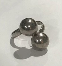 Sterling Silver 950 Ball Bypass Ring Modernist Wrap Ring Sz 7 - $70.41 CAD